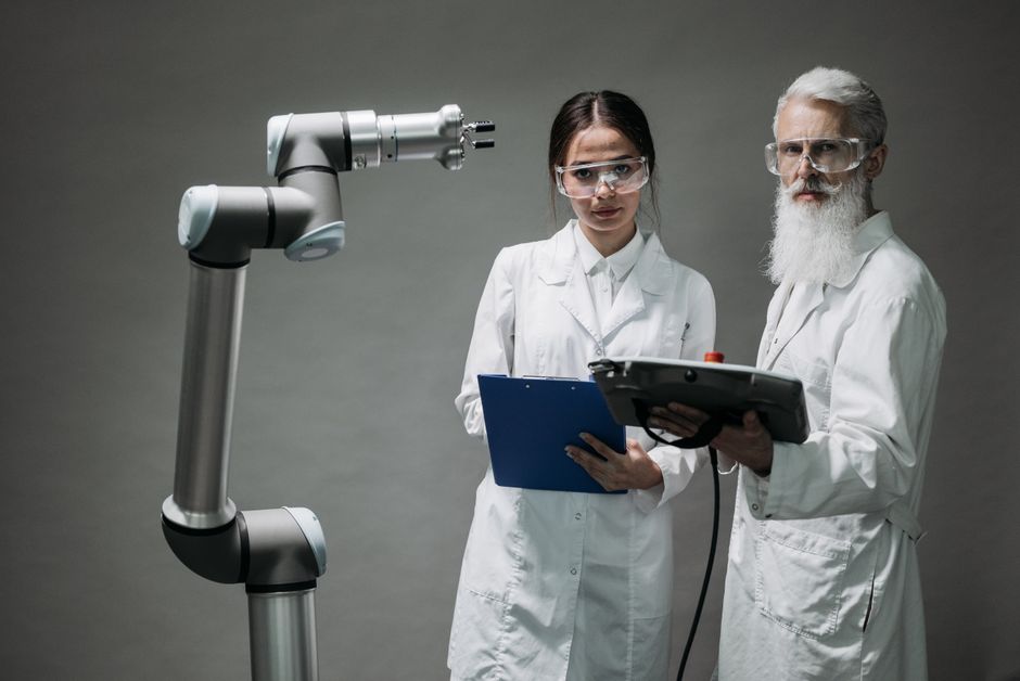 Znanstvenici analiziraju robotsku ruku u laboratoriju