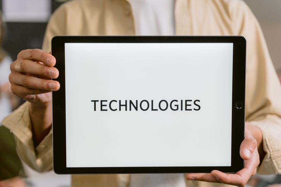 Osoba drži tablet s riječju Technologies na ekranu