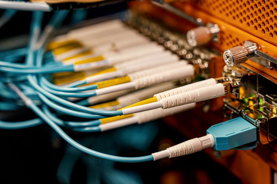 Optički switch s mrežnim konektorima u telekomunikacijskoj infrastrukturi