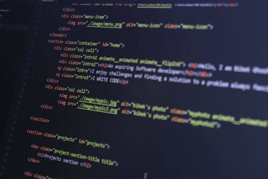 HTML i CSS kod na monitoru
